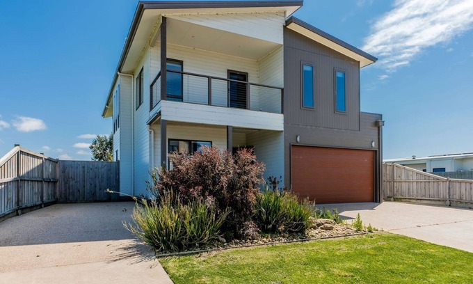 Inverloch House | Surfside Lakeviews - Free Wifi