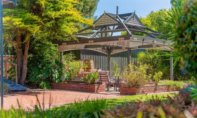 Kennington House | Surrey Family Home Pet Friendly With Free WiFi