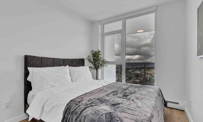 Surrey Apartment | Surrey Flat with Views