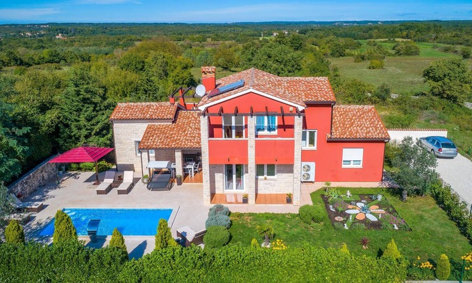 Bratulici House | Surrounded by greenery and located in the small Istrian village of Bratuli.