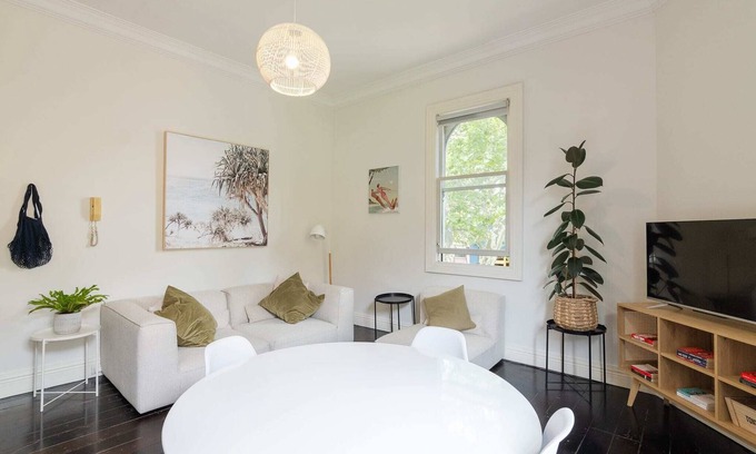 Surry Hills Apartment | Surry Hills Chic right on Crown St