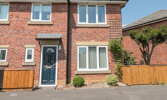 Thirsk Cottage | SUTTON COURT, family friendly, with a garden in Thirsk