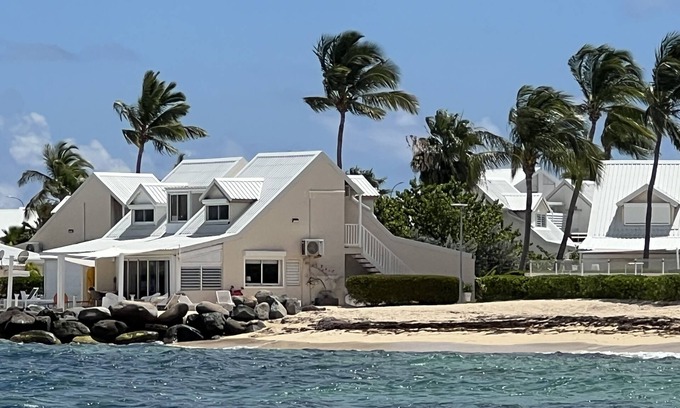 Nettle Bay House | Sweet Home SXM Baie Nettlé Feet in the water on the beach