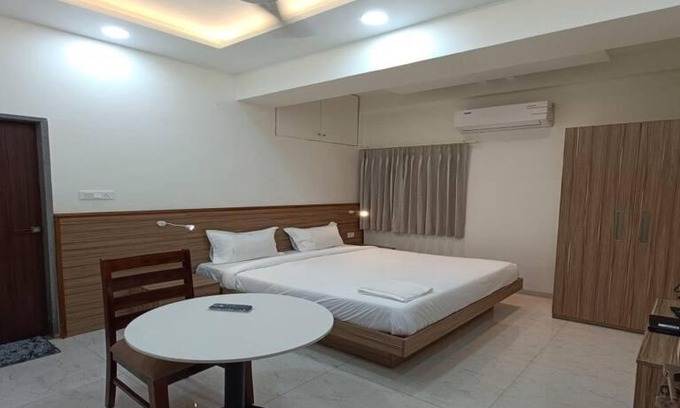 Indore Apartment | SwageStay Scheme No 114 Near CHL 114