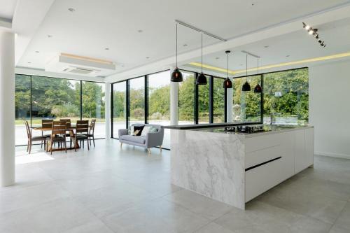 Rugby House | Swallow Fields Old Barn by Eason Stays - Luxury Barn with Private Driveway, Huge Garden and Cinema Room with 360 Surround Sound