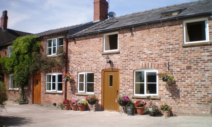 Congleton Cottage | Swallows Barn, set on a working farm in foothills of the Peak District