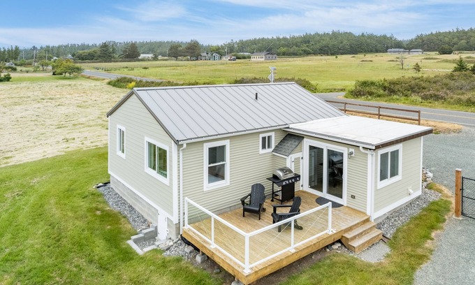 Oak Harbor Cottage | Swan Lake Cottage: 2 BR, 1 BA Cottage in Oak Harbor, Sleeps 5
