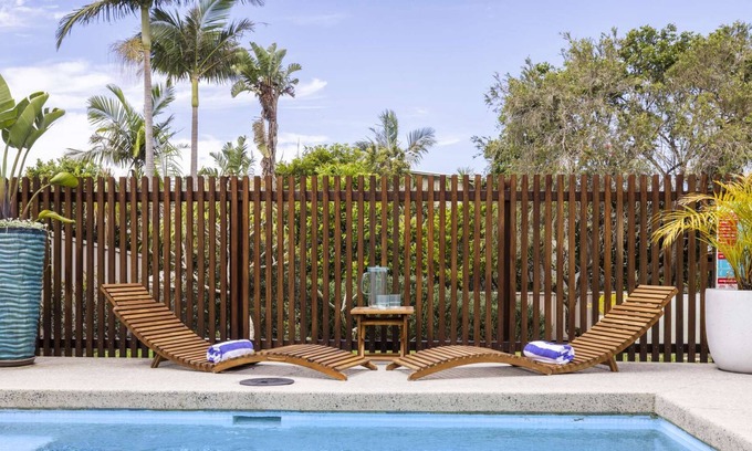 Sandy Beach House | Sway at Sandy, Stylish Beach House with Pool, BBQ, Walk to Beach, Sleeps 8