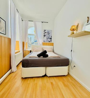 Josefstadt Apartment | Sweet 10 BR Apartment for Groups, 8-Min to Rathausplatz