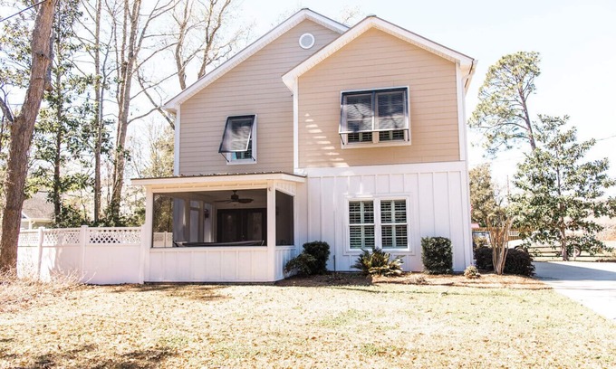 Murrells Inlet Cottage | Sweet Caroline’s Inlet Cottage;Walk to Marshwalk! Porch,Grill,Cornhole,Foosball
