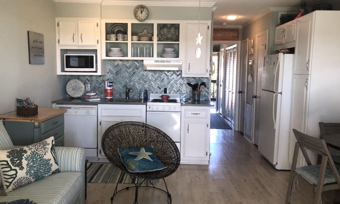 Folly Field Condo | SWEET, CLEAN & INVITING C355 - ocean view - close 2 elevator - well equipped