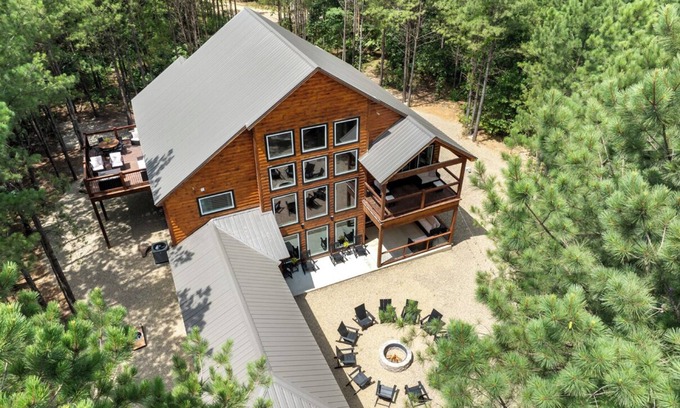Broken Bow Cabin | 'Sweet Dreams', 4 Kings+Loft, 6 Bath, Sleeps 16, Arcade, EV, 2mi to Beavers Bend
