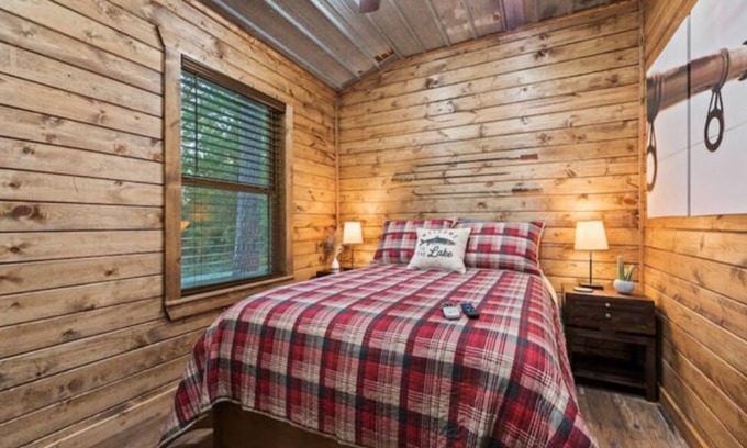 Ringold Cabin | Sweet lil' tiny cabin, kitchenette, fire pit, glamping in style, near lake