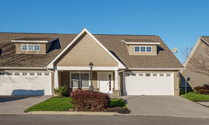 Pigeon Forge House | Sweet Pea Cottage: Updated furnishings, arcade game, HOA Community Outdoor Pool!