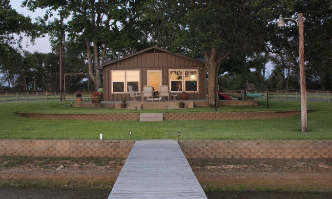 Van Zandt County Cabin | Sweet summertime dates at Lake Side Cabin