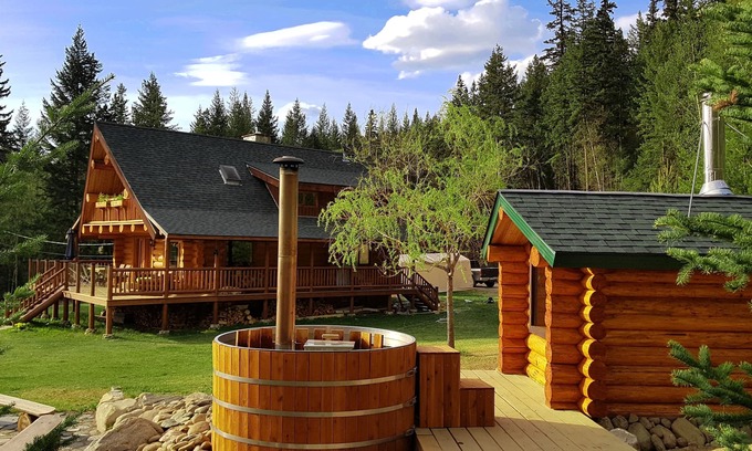 Valemount House | Swift Mountain Lodge - loghouse by the river