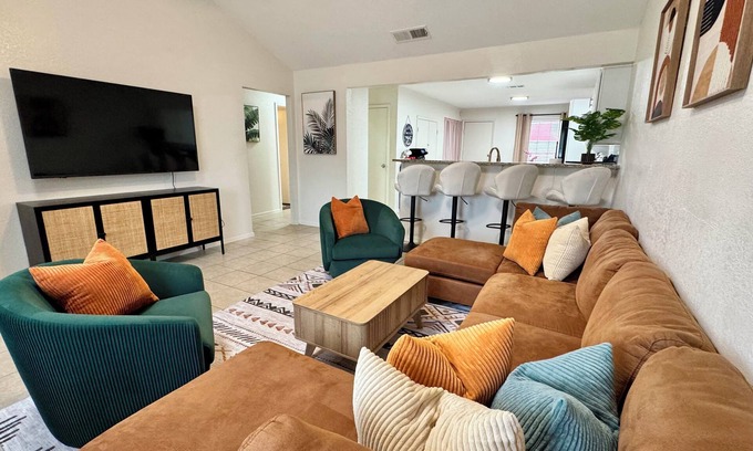 Reno House | Swim, Hike, Explore & Relax just minutes from lakes-beaches, nature & Ft. Worth!