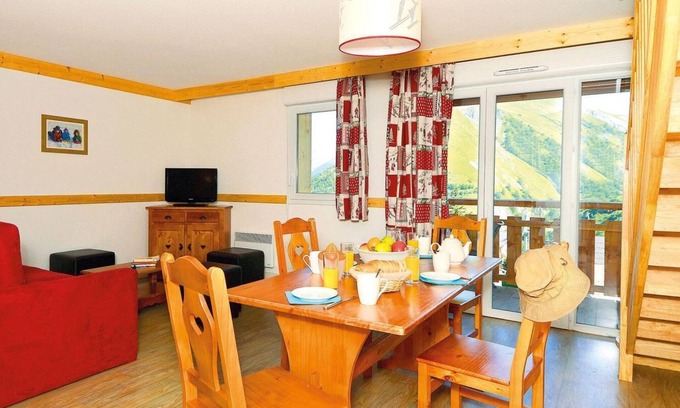 Saint-Sorlin-d'Arves Apartment | Swimming pool, parking, tv, ski locker, 63-68m², Saint Sorlin d'Arves