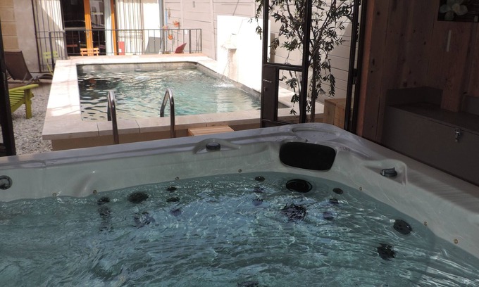 Aubignan Cottage | SWIMMING POOL and JACUZZI Gîte "Les chênes blancs" in PROVENCE