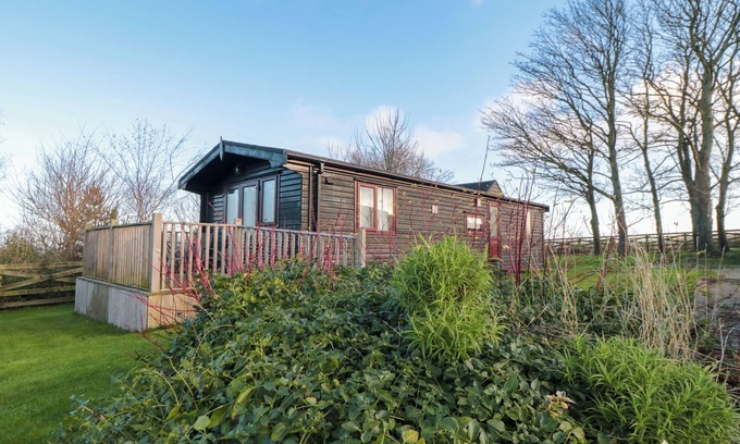 Loftus Cottage | SYCAMORE LODGE, pet friendly, with a garden in Danby