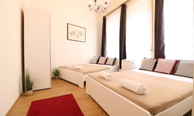 Erzsebetvaros Apartment | Synagogue View & Neighborhood