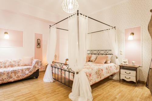 Plaka Apartment | Syntagma 3 Bedroom Sweet Simple And Practical Apartment