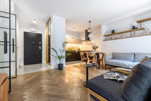 Nowa Praga Apartment | Szmulki Loft Warszawa by Aparo - Metro, Koneser, Stare Miasto, Dworce, Spacer nad Wisłą, Winda, Balkon