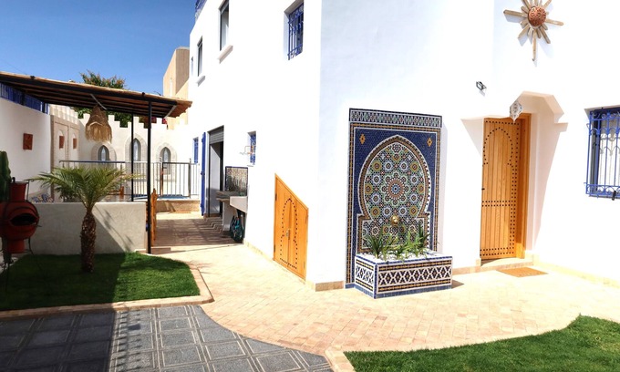 Dakhla Villa | T B Blue villa with garden, family pool, solarium. 5mn from the beach.