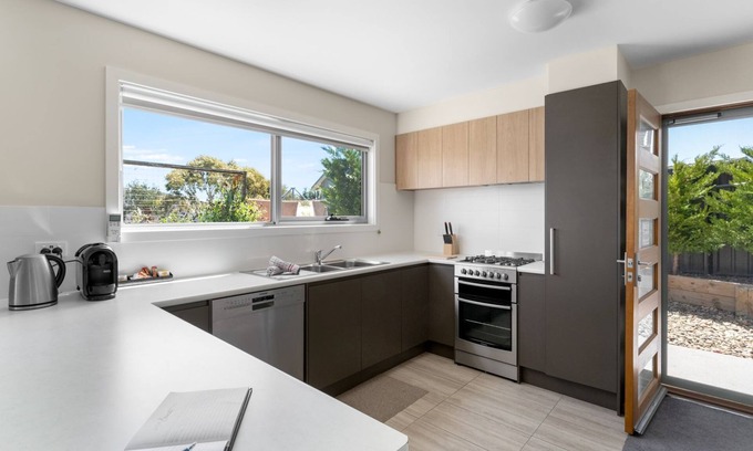 Jindabyne Apartment | T-Bar on Twynam - Modern 2BR Apartment l WiFi l Netflix l BBQ l Smart TV l Air-Con
