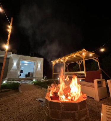Qerek Villa | T & I Villa firepit, BBQ & grill
