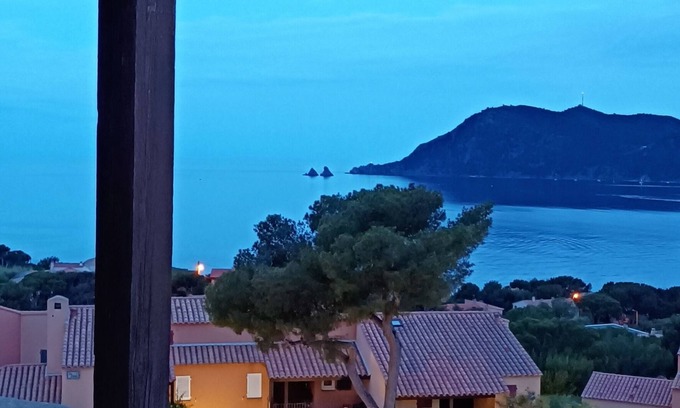 Saint-Mandrier-sur-Mer Apartment | T2 +cabin. Quiet, secure, splendid sea view, parking, 2 swimming pools, 3 tennis courts.