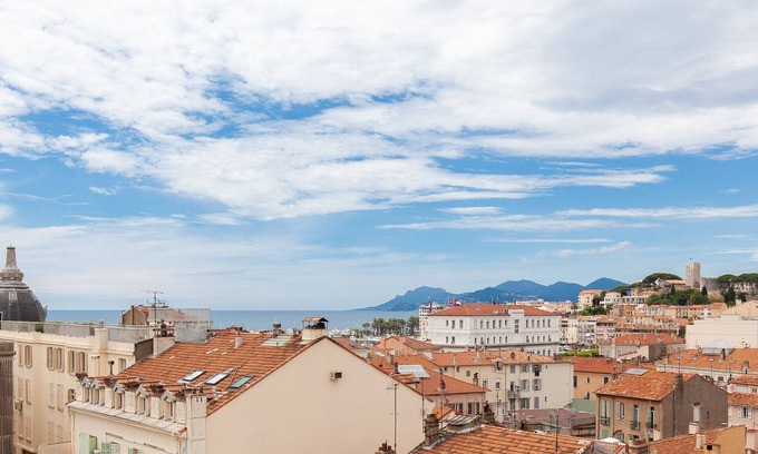 Cannes City Centre Apartment | T2 charm ****, sea view, hyper center, 5 mins walk to Palais Festival / Croisette