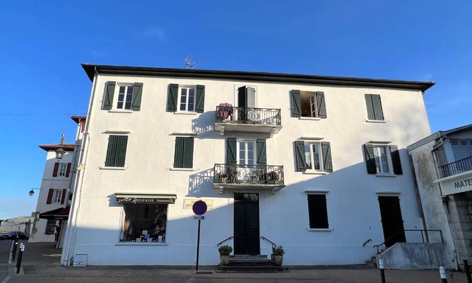 Cambo-les-Bains Apartment | T2 lumineux en centre-ville à Cambo-les-Bains avec animaux tolérés - FR-1-495-79