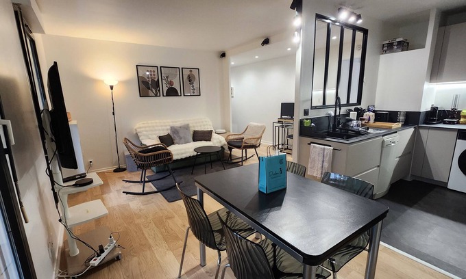 Rueil-Malmaison Apartment | T2, parking, terrace, near Paris and La Defense