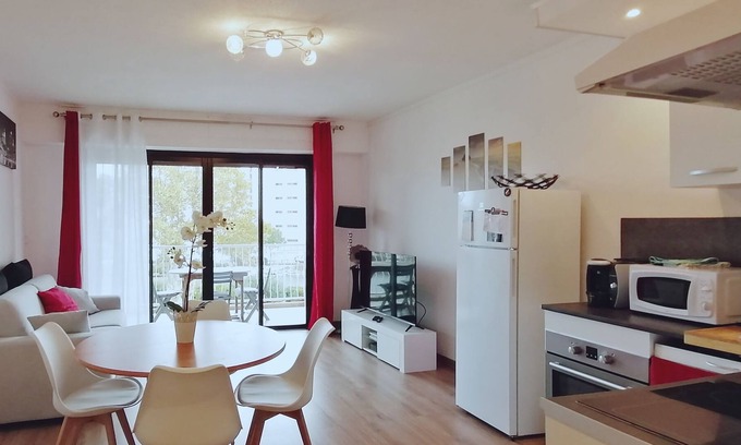 Sainte-Maxime City Centre House | T2 sea view air-conditioned 8m2 terr. 2nd floor sea / city center at 200m WIFI