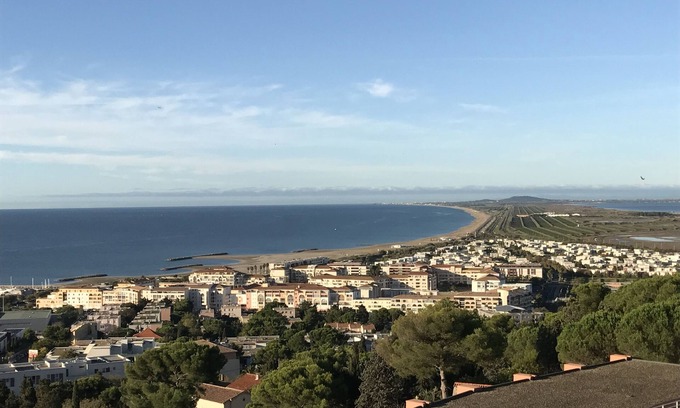 Sete Apartment | T3 located on Mont Saint Clair, with panoramic sea and pond view and swimming pool.