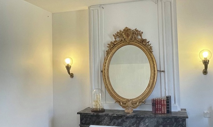 Meze Apartment | T3 with shaded terrace in a winegrower's house in the center of Meze, 3 minutes from the port.