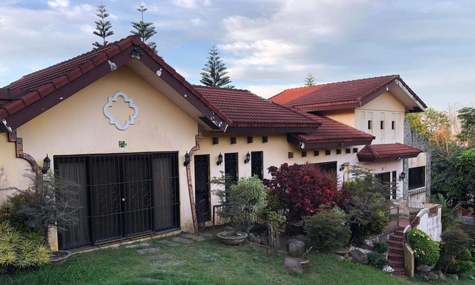 Silang House | Tagaytay BNR Guesthouse 4BR W/Balcony 12-14 Guest