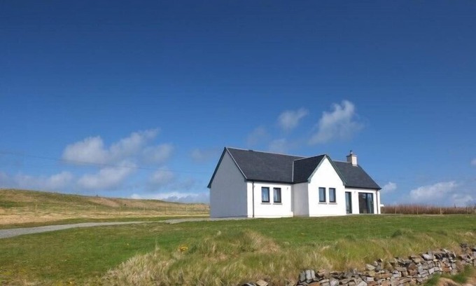 Knockaird Cottage | TAIGH EILIDH, romantic, with open fire in Port Of Ness