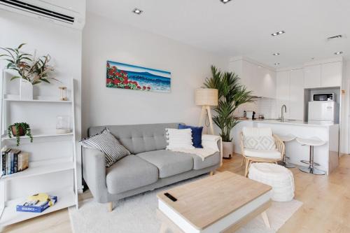 Takapuna Apartment | Takapuna Central Stylish 2BR Carpark Pool Aircon