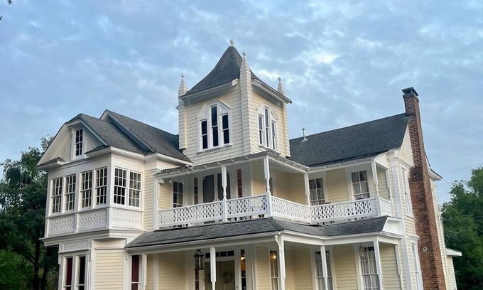 Jacksonville Bed & Breakfast | Take a trip back in time and stay at the Larissa House Inn!
