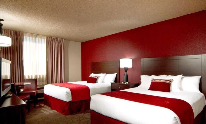 Laughlin House | Take Friends And Family On A Nevada Adventure! 4 Modern Units, Onsite Dining!