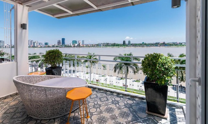 Daun Penh Hotel | TAO Riverside Residence