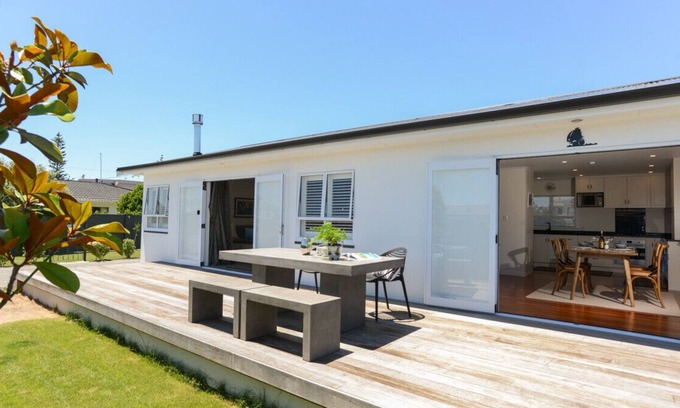 Westshore Cottage | Tareha Tides - Westshore Holiday Home