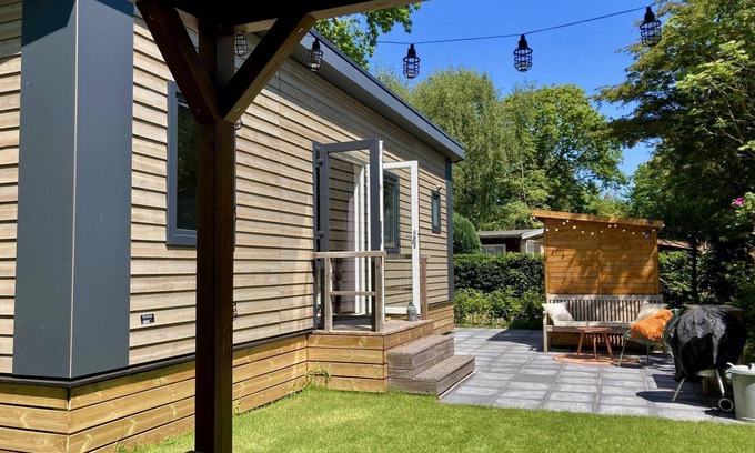 Sint Maartensvlotbrug House | Tastefully furnished, cosy and modern 4-person chalet with 2 bedrooms. Lovely garden with terrace, veranda and lawn. Free WiFi.