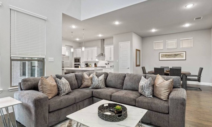 Fairview House | TCH - Spacious 4bd/3.5ba in Fairview with Office