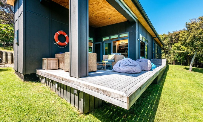 Ostend House | Te Kohanga (The Nest) with spa and car*