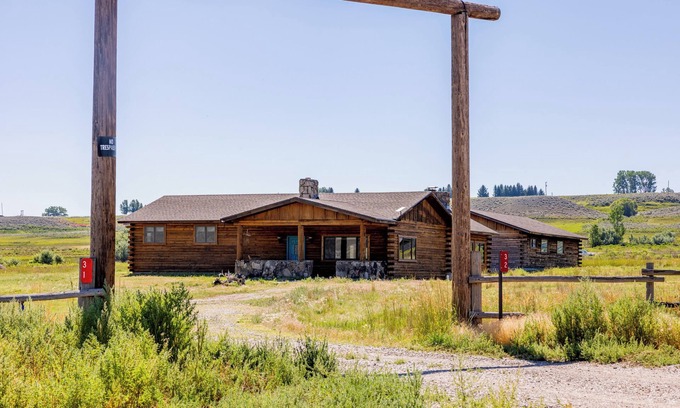 Cody House | Teal Door Escape- country living close to town