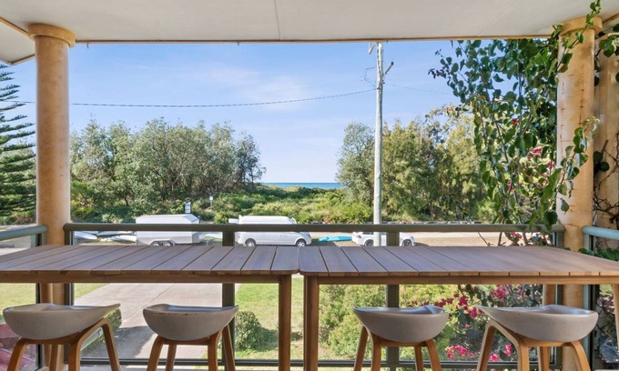 Broulee House | Ted's at Broulee - walk to the beach