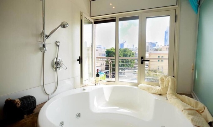 Tel Aviv City Center Apartment | Tel Aviv charm suite jacuzzi and a view of the sea and the Carmel market